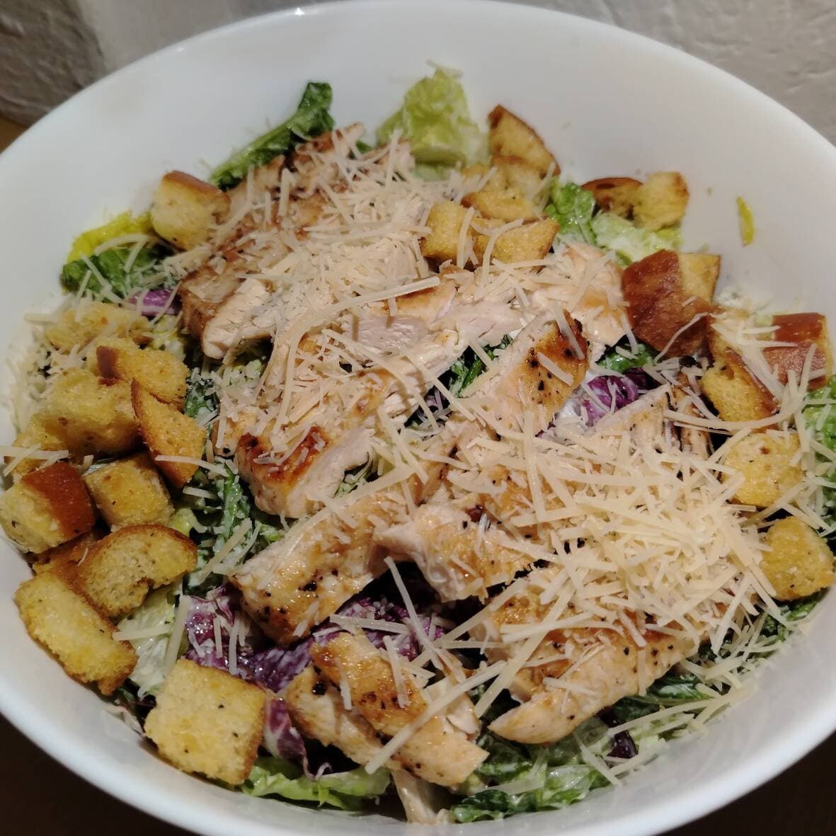 ENSALADA CESAR CON MELOCOTON