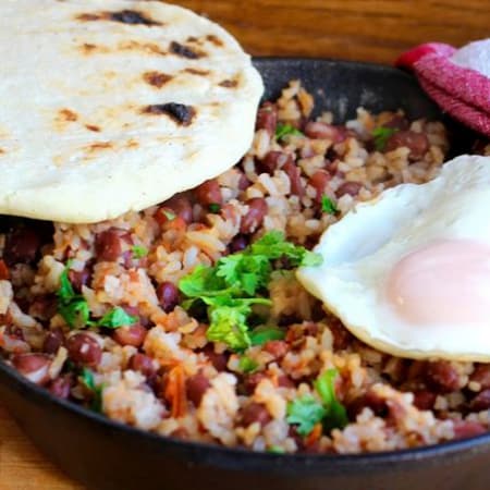 Calentado de Frijoles con Huevo+Chorizo+Arepa