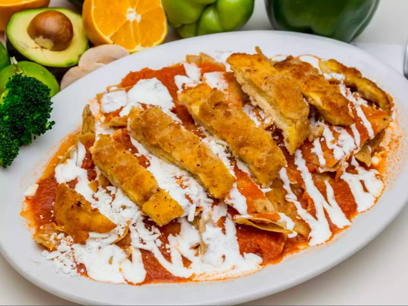 Chilaquiles con Pechuga Empanizada