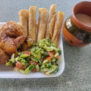 Un Cuarto de Pollo mas 5 Flautas y 1/2 de Agua