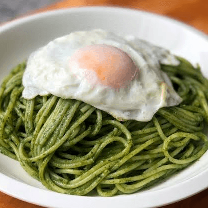TALLARIN AL PESTO CON DOS HUEVOS FRITOS.