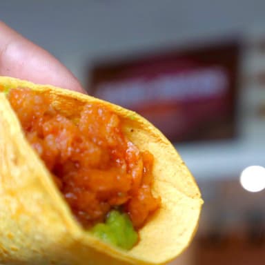 Taco de  Chicharron en Salsa Roja