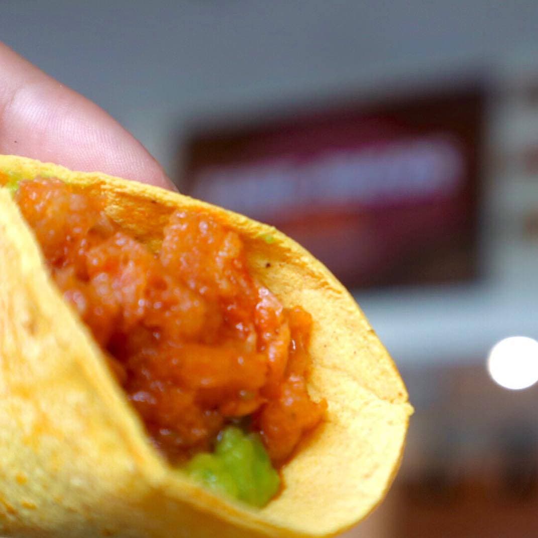 Taco de  Chicharron en Salsa Roja