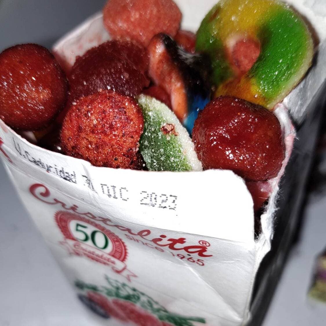 Fresas Congeladas con Chamoy y Gomitas
