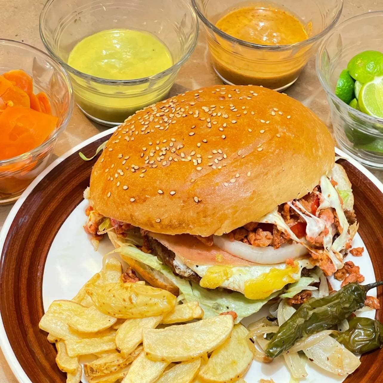 Hamburguesa de Res con Pastor y Queso Asadero.