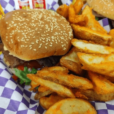 Hamburguesa Tradicional y Papas de Gajo