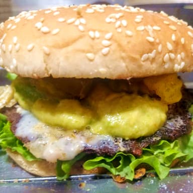 Jalapeño Burger con Papas a la Francesa