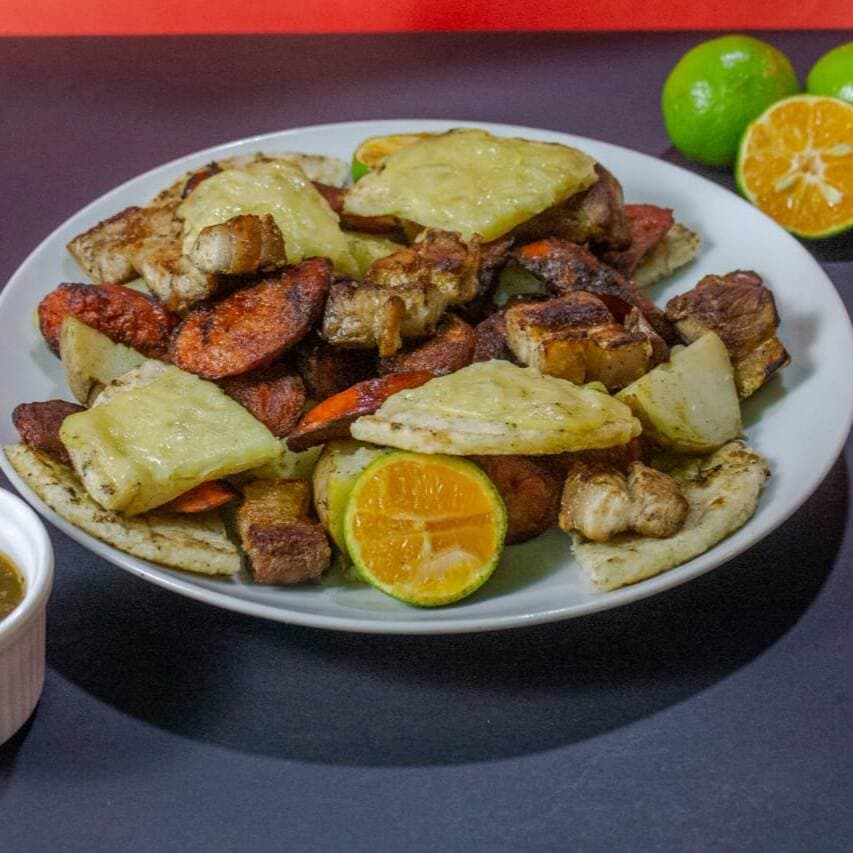 Picada de Chicharrón + Chorizo Llanero.