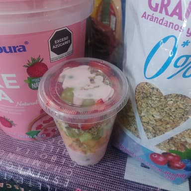 Vaso de fruta con yogurt de fresa y granola