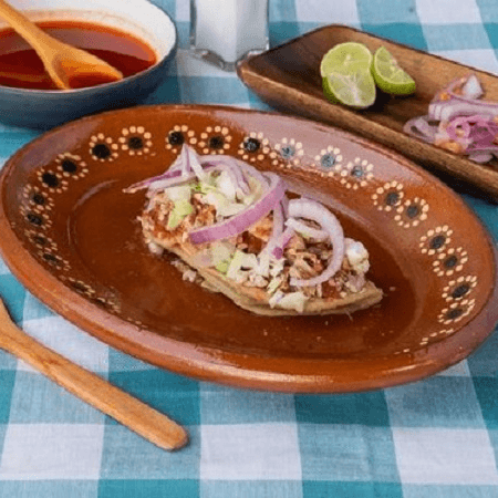 Taco Dorado Con Carnitas Encima.