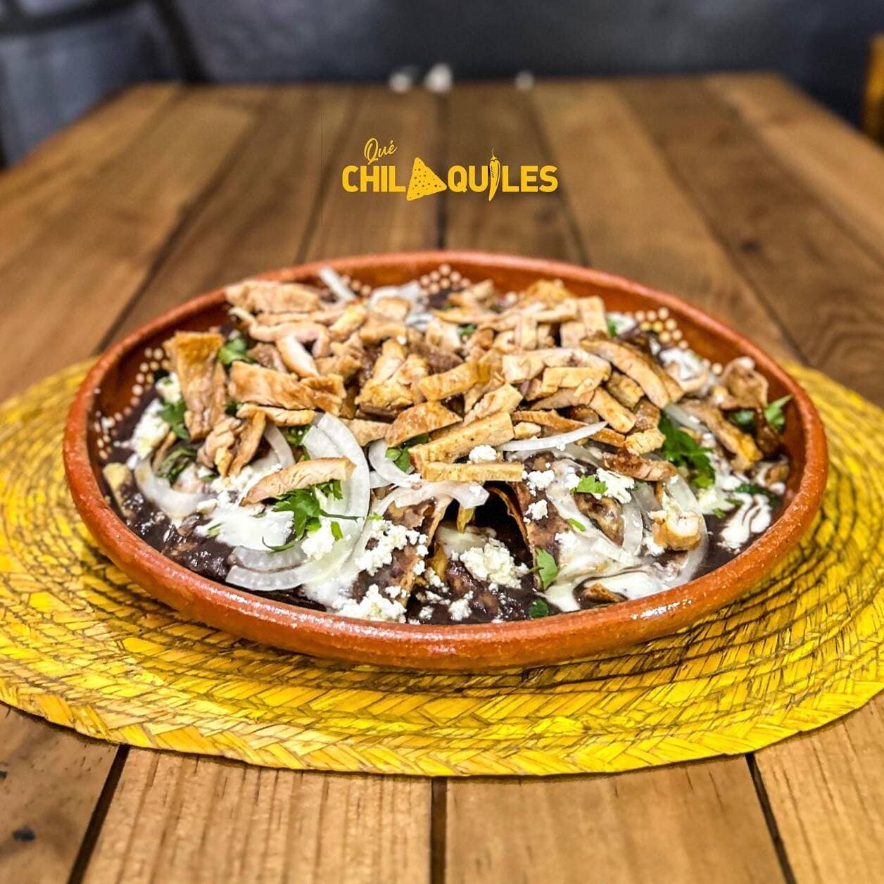 CHILAQUILES CON CECINA BLANCA + BEBIDA