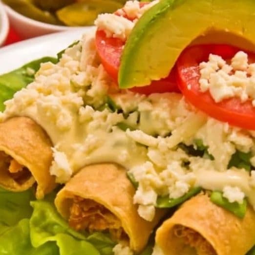 Tacos Dorados de Pollo  + POSTRE SORPRESA