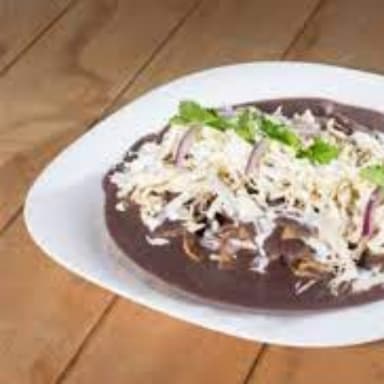 Chilaquiles en Salsa de Frijol y Chipotle