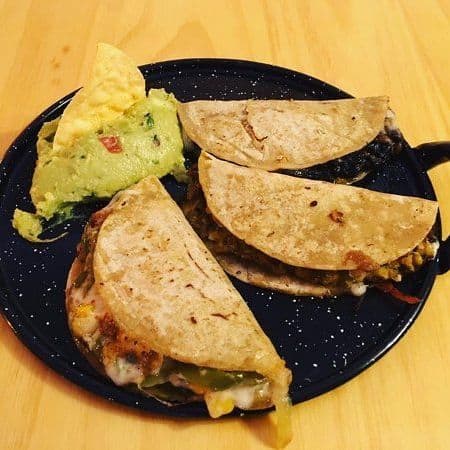 QUESADILLA DE TINGA DE POLLO AL COMAL