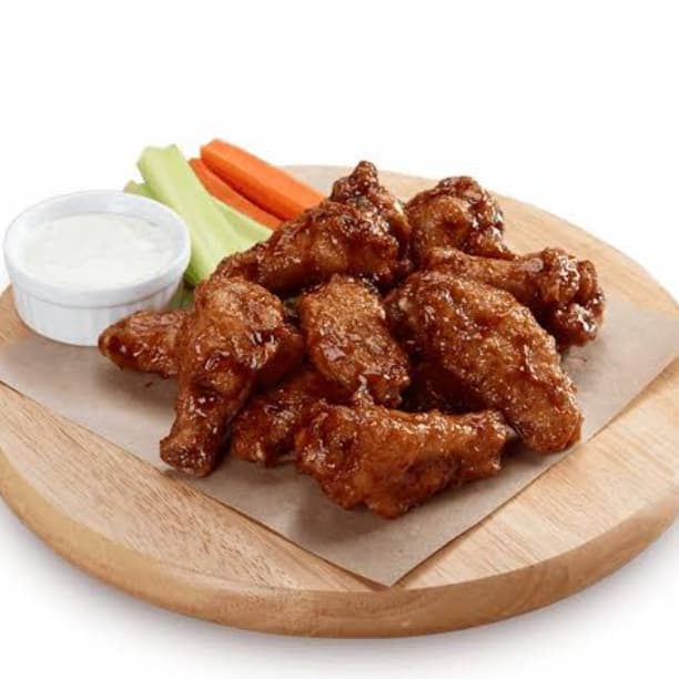 10 Alitas con Salsa a Elegir