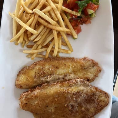 72. Filet de Pescado al Ajillo, Papas y Ensalada