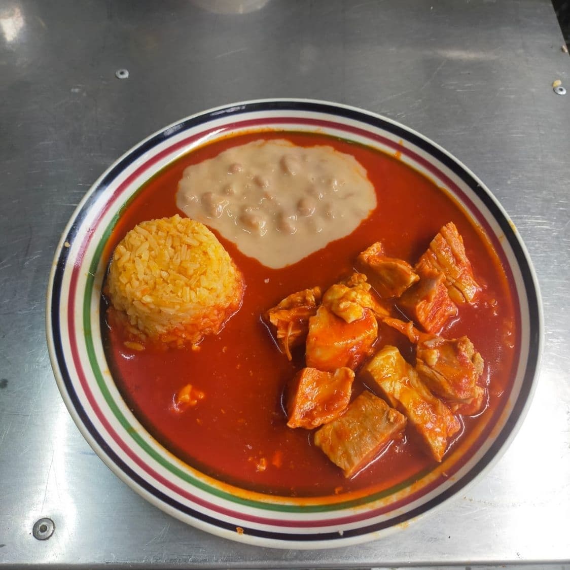 Trocitos de puerco en salsa roja