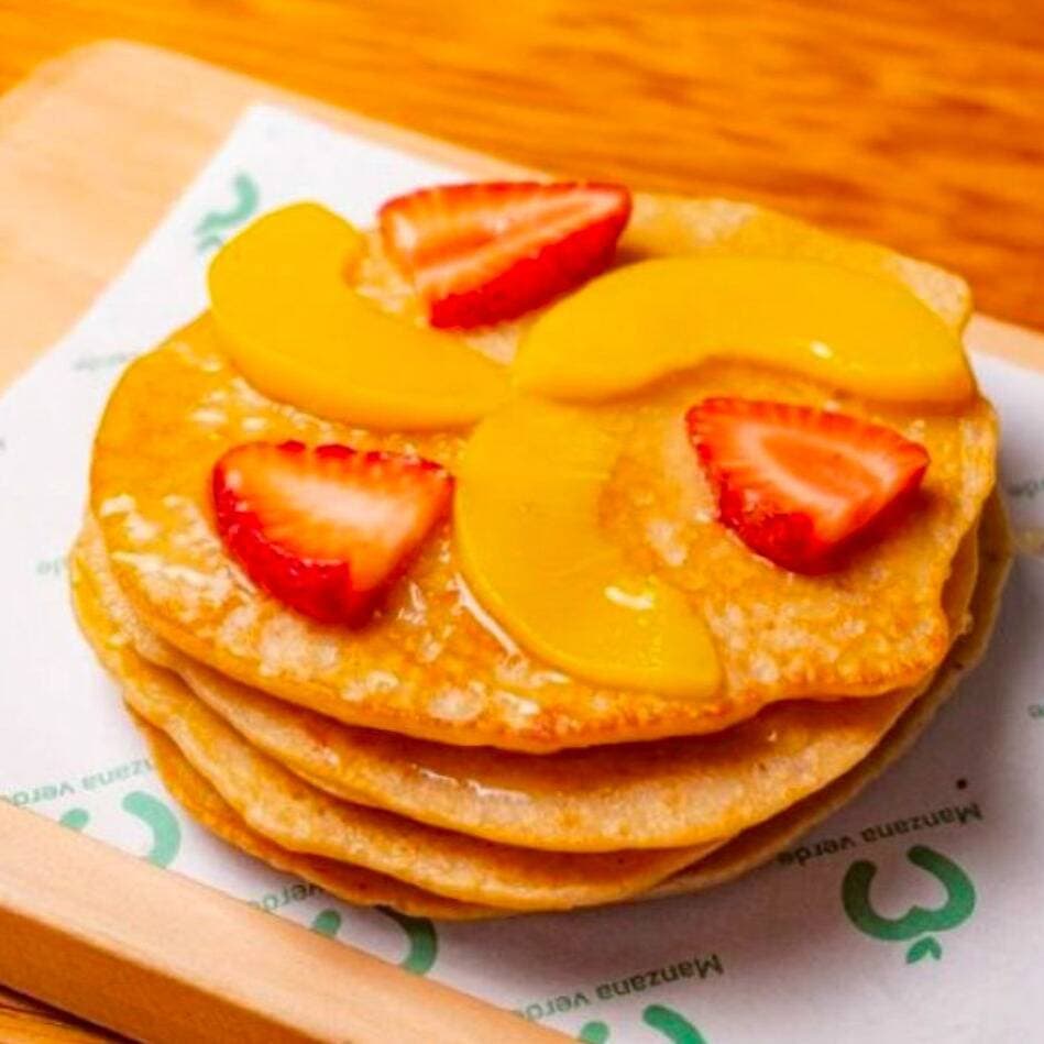 Pancakes de Avena con Fresas y Duraznos