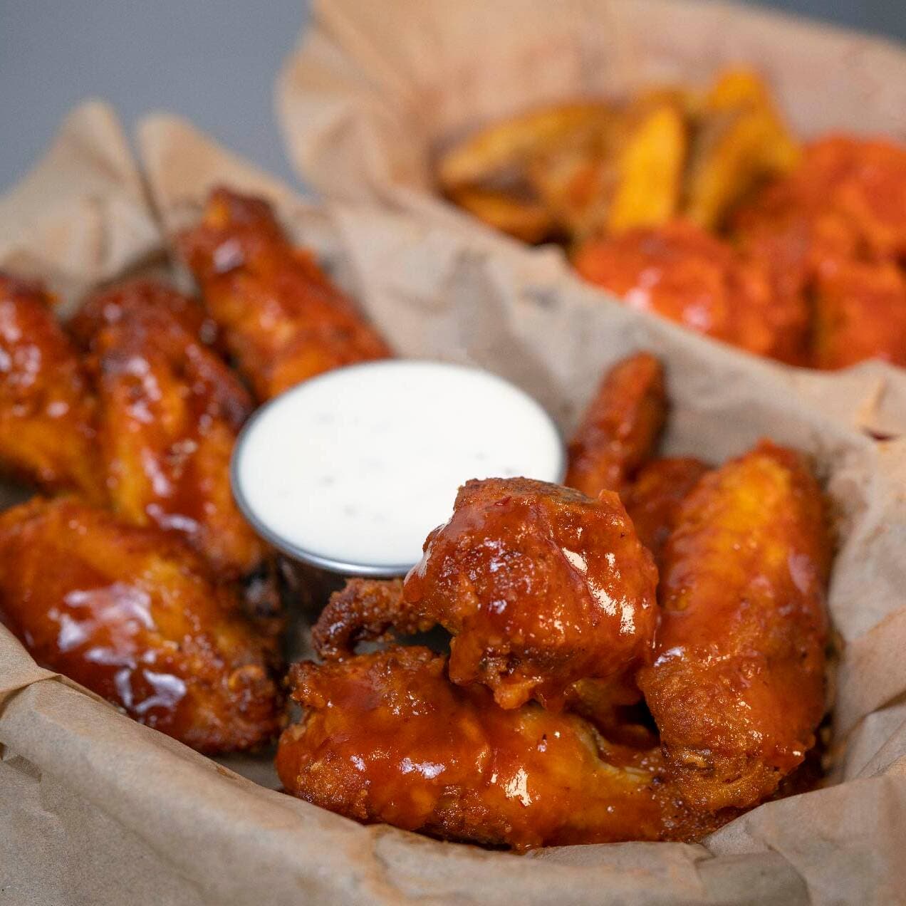 Alitas Horneadas y Papas gajo