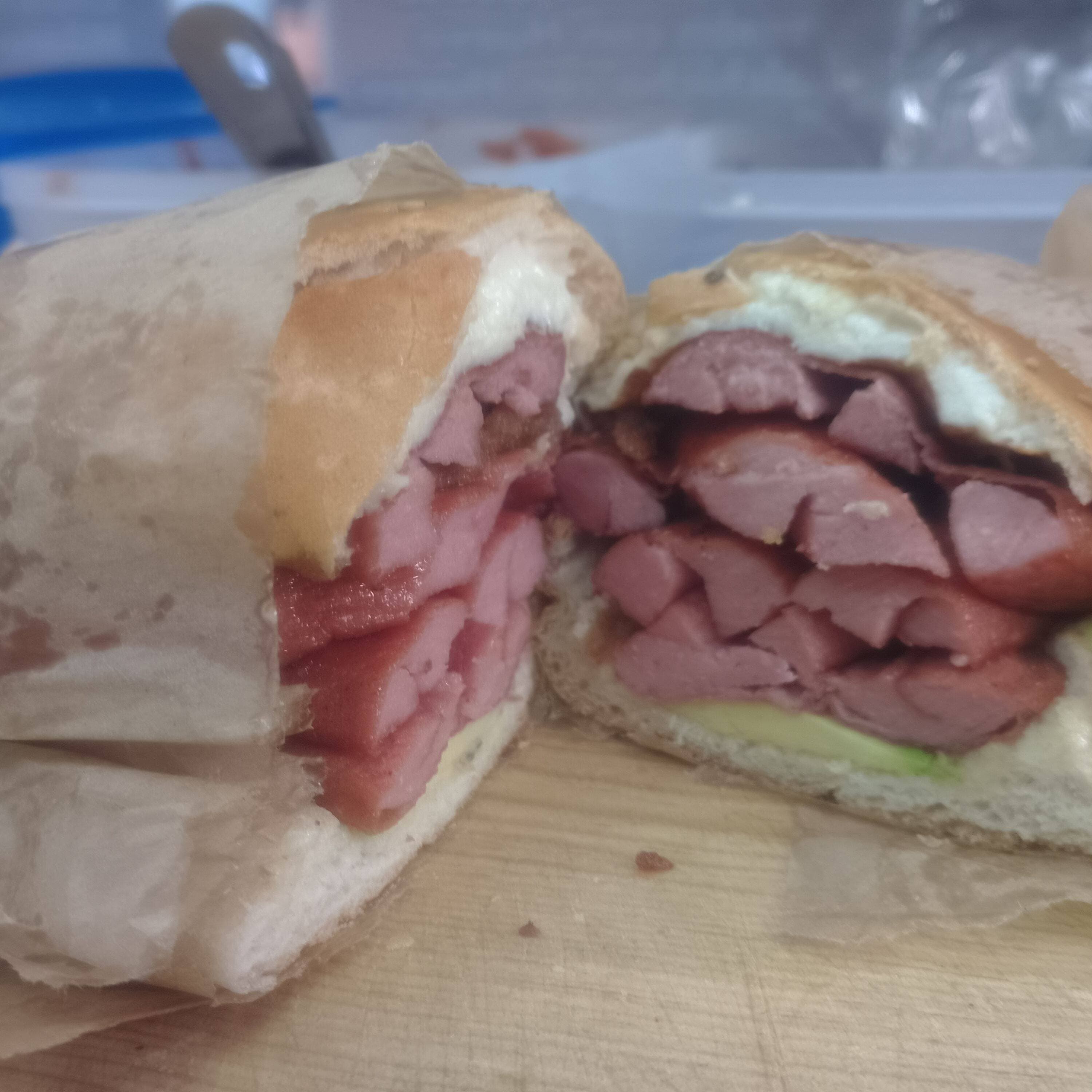 Telera Rellena de Salchicha