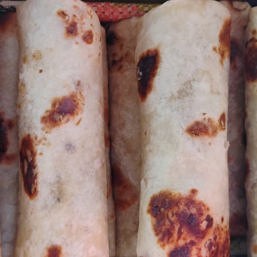 Burrito de Frijol con chicharrón