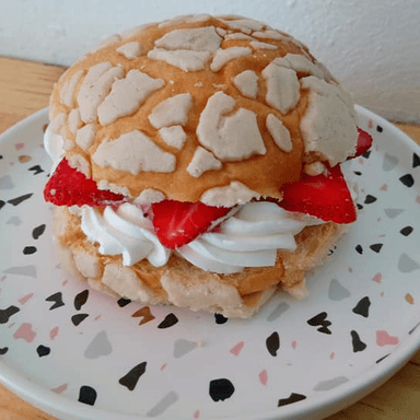 Concha Fresas con Crema