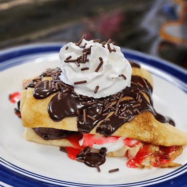 Crepa Especial Kinder Delice con Helado y Fruta.