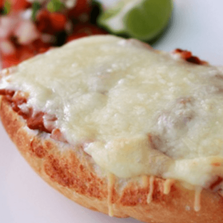 Molletes Salados de Frijol con Queso Gratinado