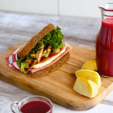 Combo Sándwich de Pollo con Jugo Natural