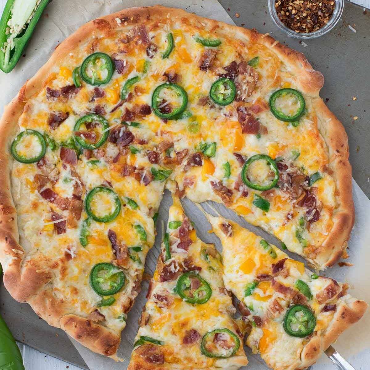 Pizza de Tocino con Jalapeño