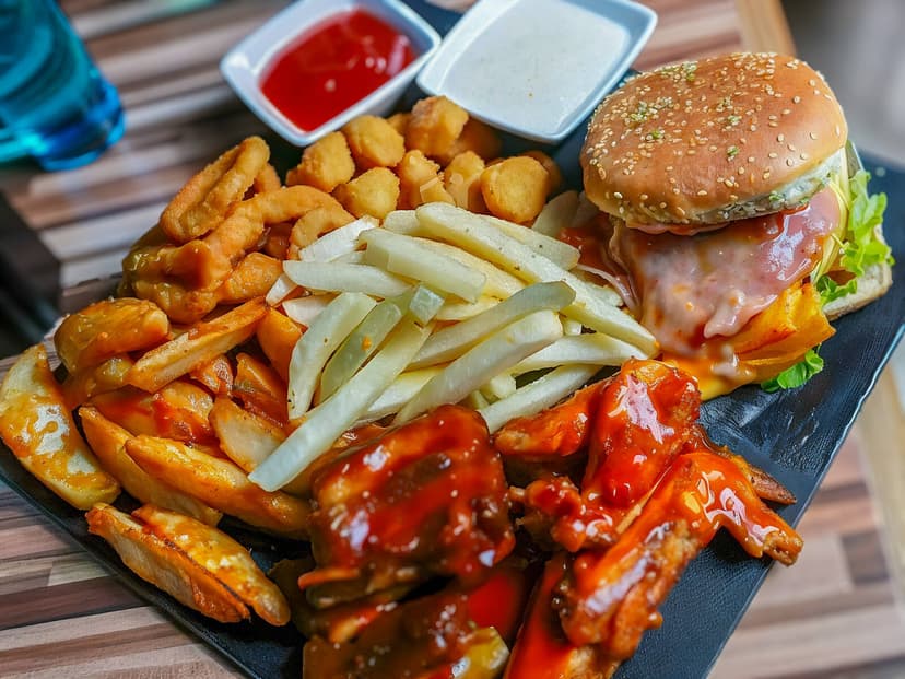 Alitas y hamburguesas al carbón