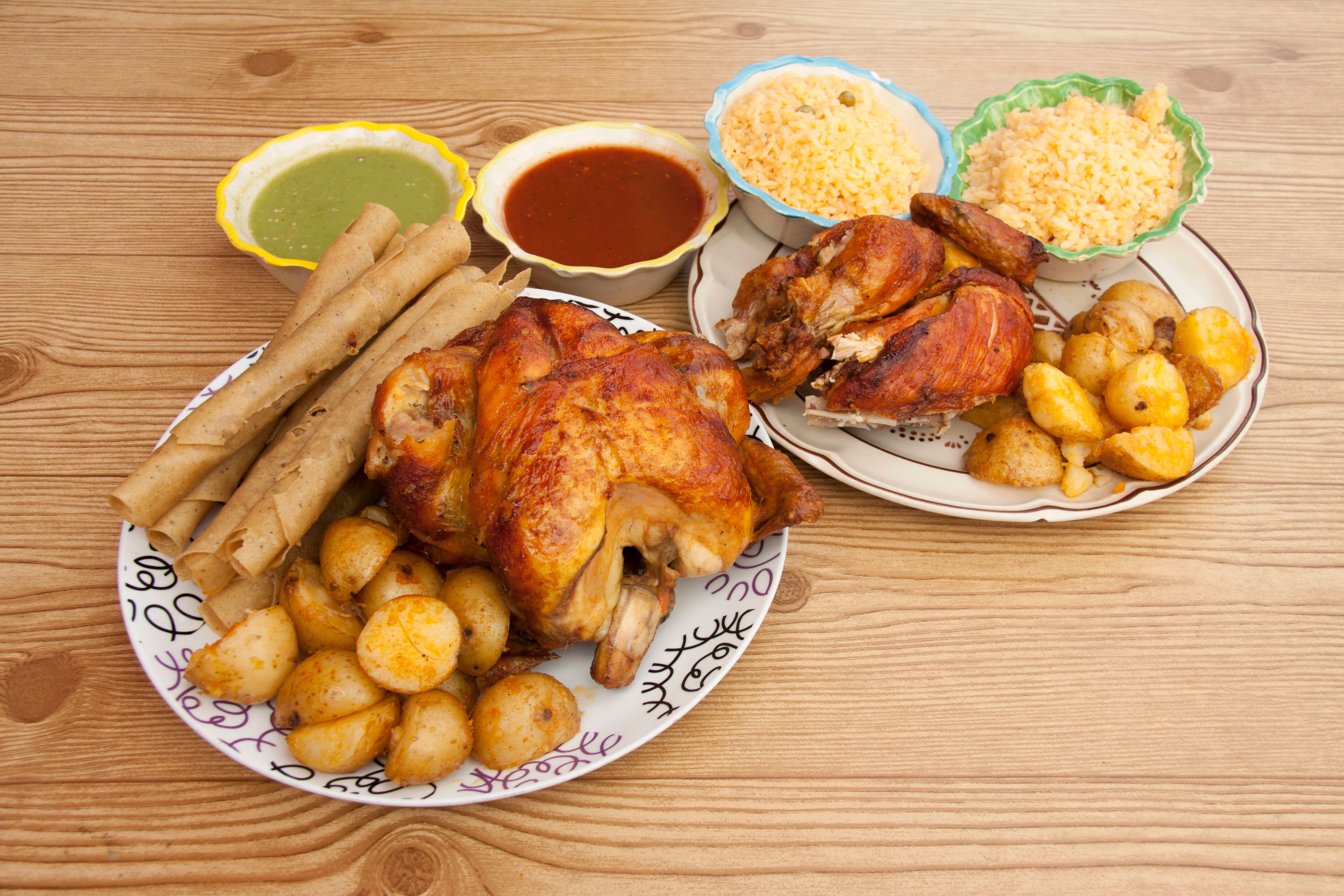 2 Pollos + arroz y salsas ensalada y 12 flautas