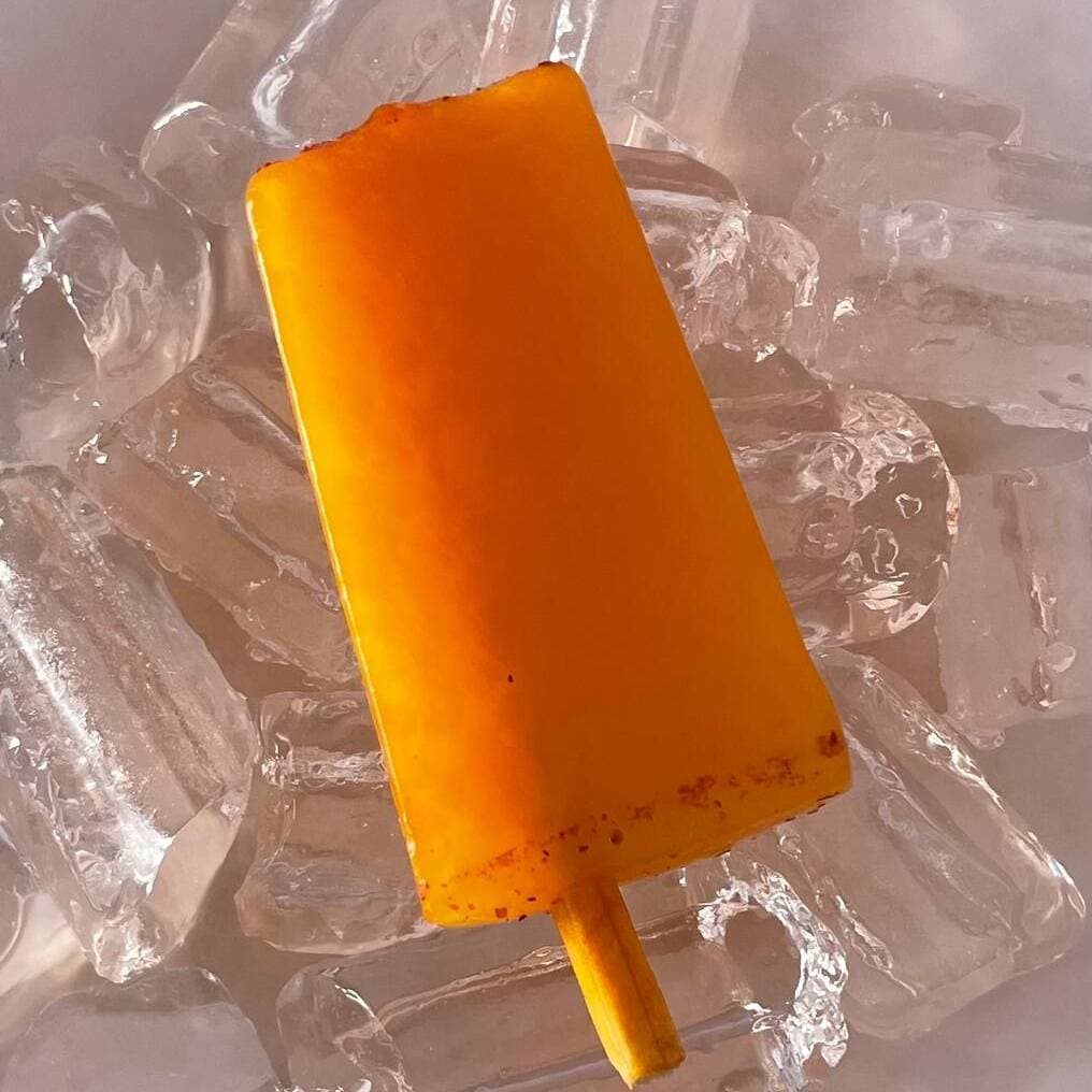 Paleta de piña con chamoy