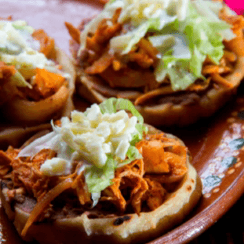 Sope con Asado de Puerco