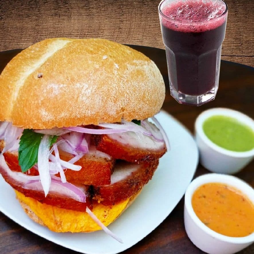 Super Pan con Chicharrón más Chicha Morada G