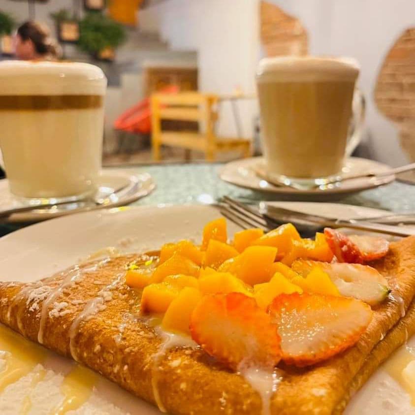Crepa de Durazno en Almíbar con Queso