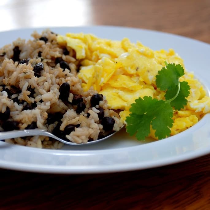 DESAYUNO ECONOMICO PINTO CON HUEVOS REVUELTOS