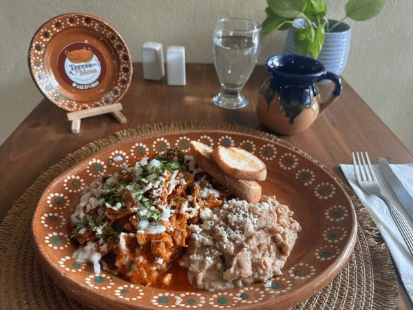 Teresa en su mesa