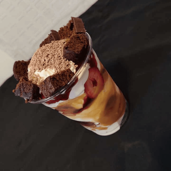 Fresas con Crema y Trozos de Brownie
