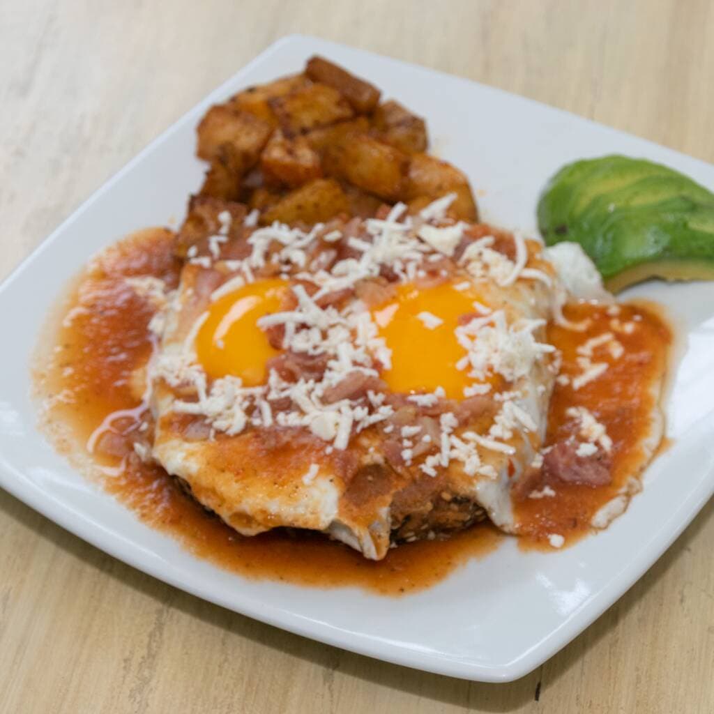 Huevos en Toast Salseados