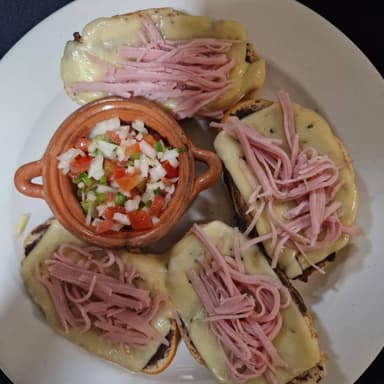 Molletes con Tocino