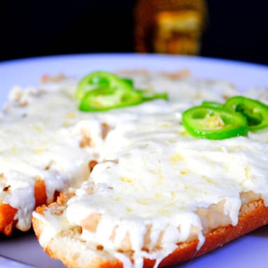 Molletes de Frijol con Queso Gratinado