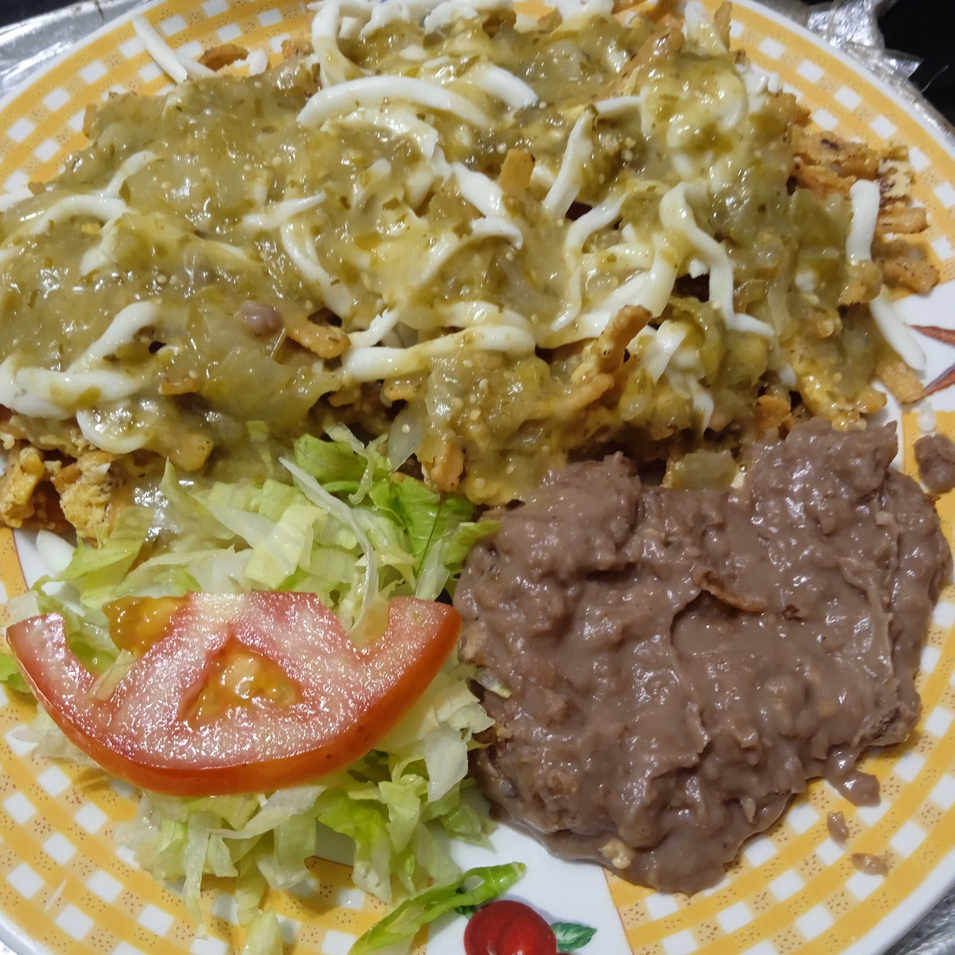 Chilaquiles Junior con Queso y Bebida a Elegir