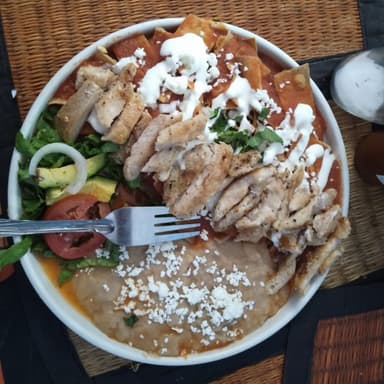 Chilaquiles con pollo, fruta y postre de regalo