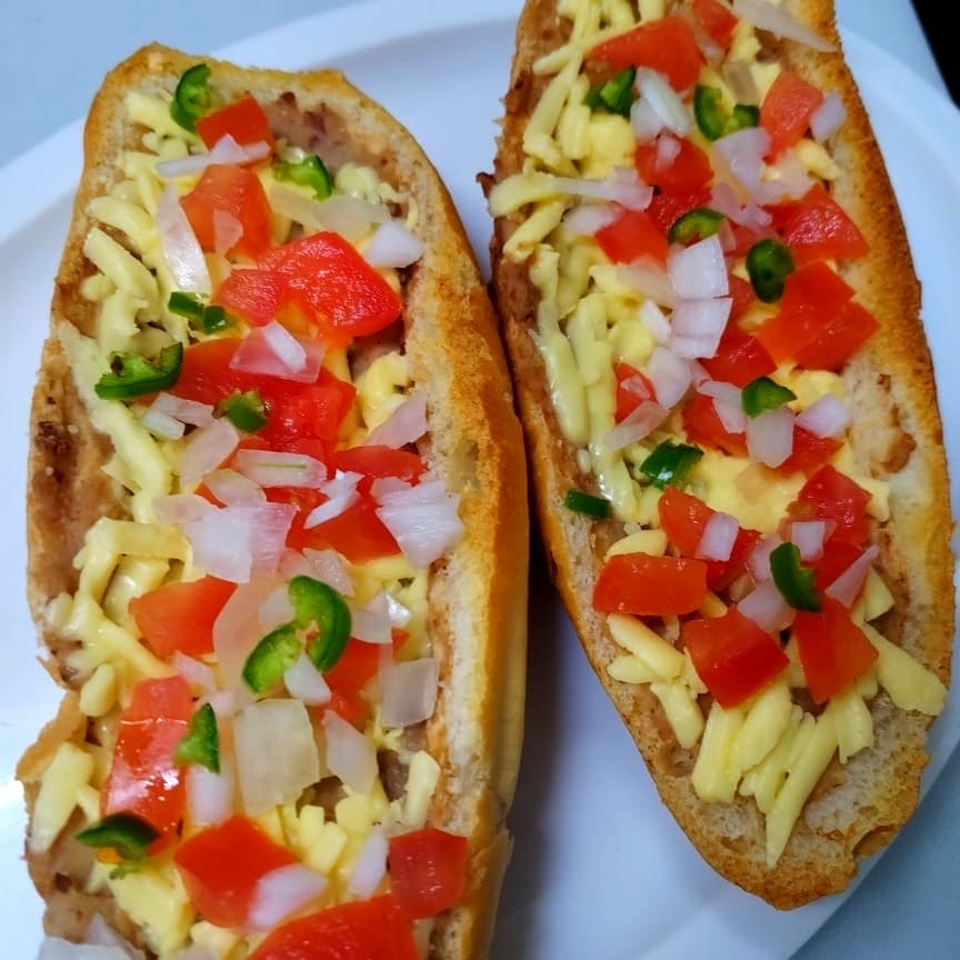 MOLLETES SENCILLOS CON PICO DE GALLO