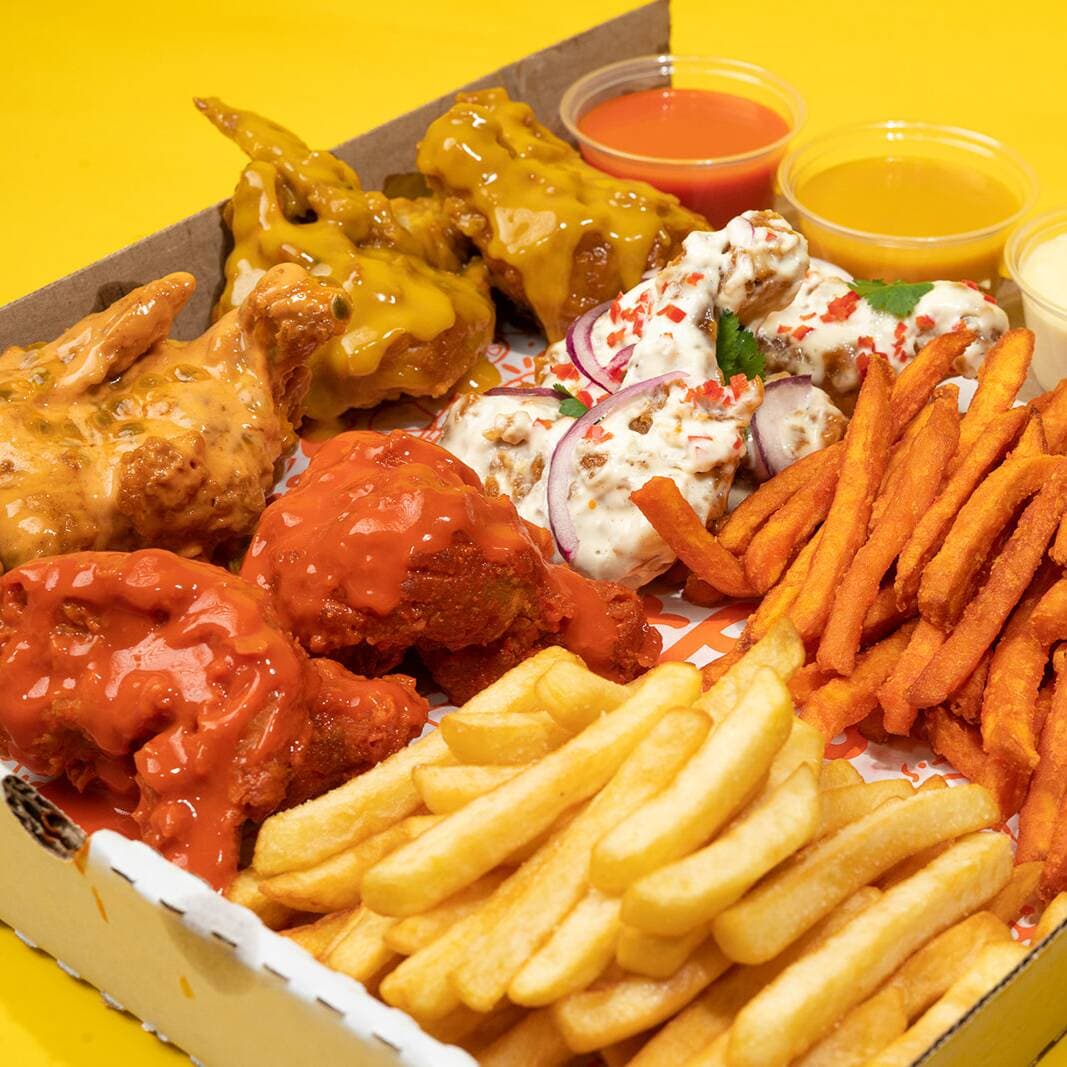 8 Alitas con Papas Fritas.