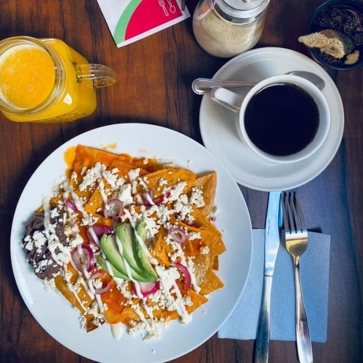 COMBO Chilaquiles+ Agua de sabor del día
