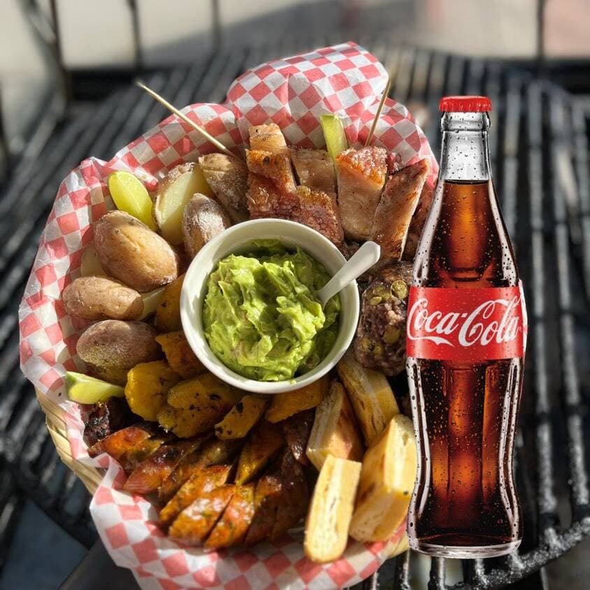 Picada Costilla Enchicharronada 300 G y COCA-COLA