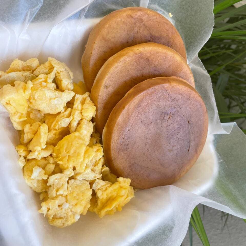Hotcakes con Huevos