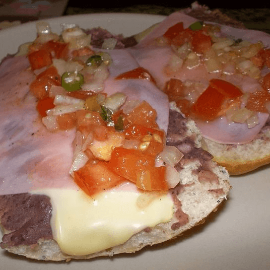 Molletes con jamon